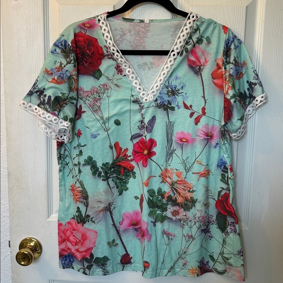 📌8/$16 Floral V-Neck Women's Top with lace detail colorful flowers size large - Picture 3 of 9